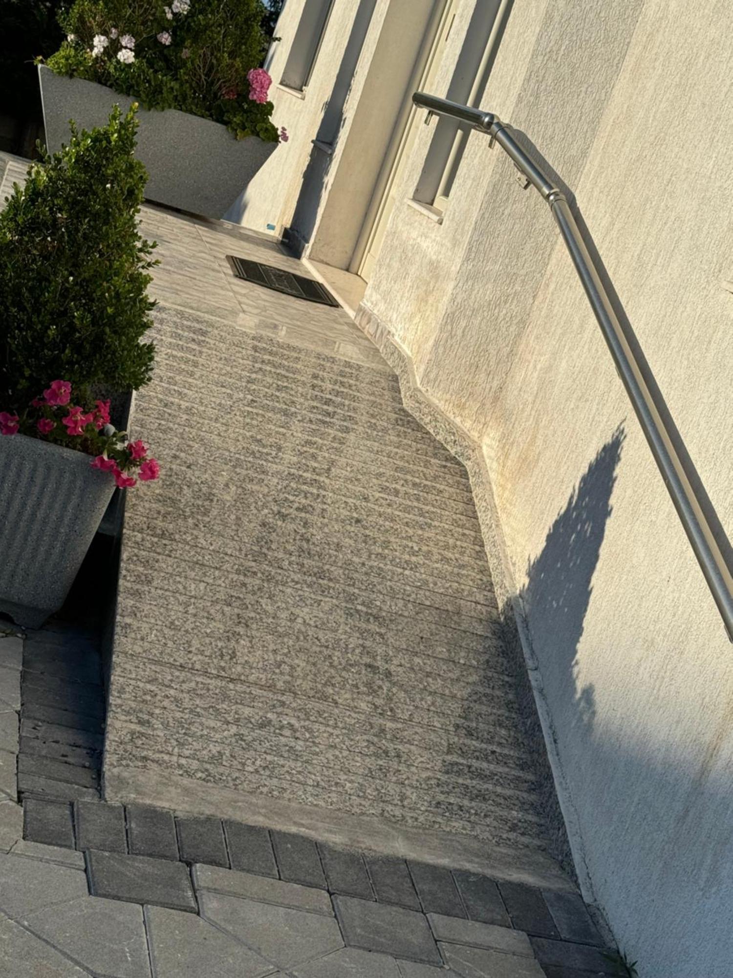 Kunevain Guest House Lezhë エクステリア 写真