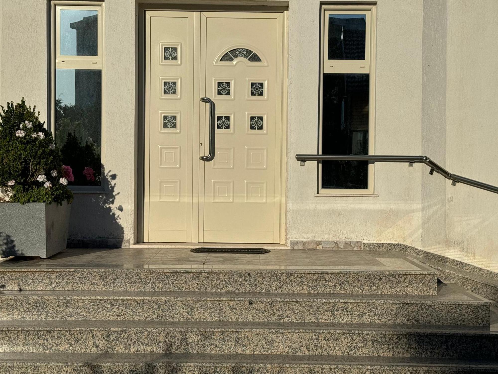 Kunevain Guest House Lezhë エクステリア 写真