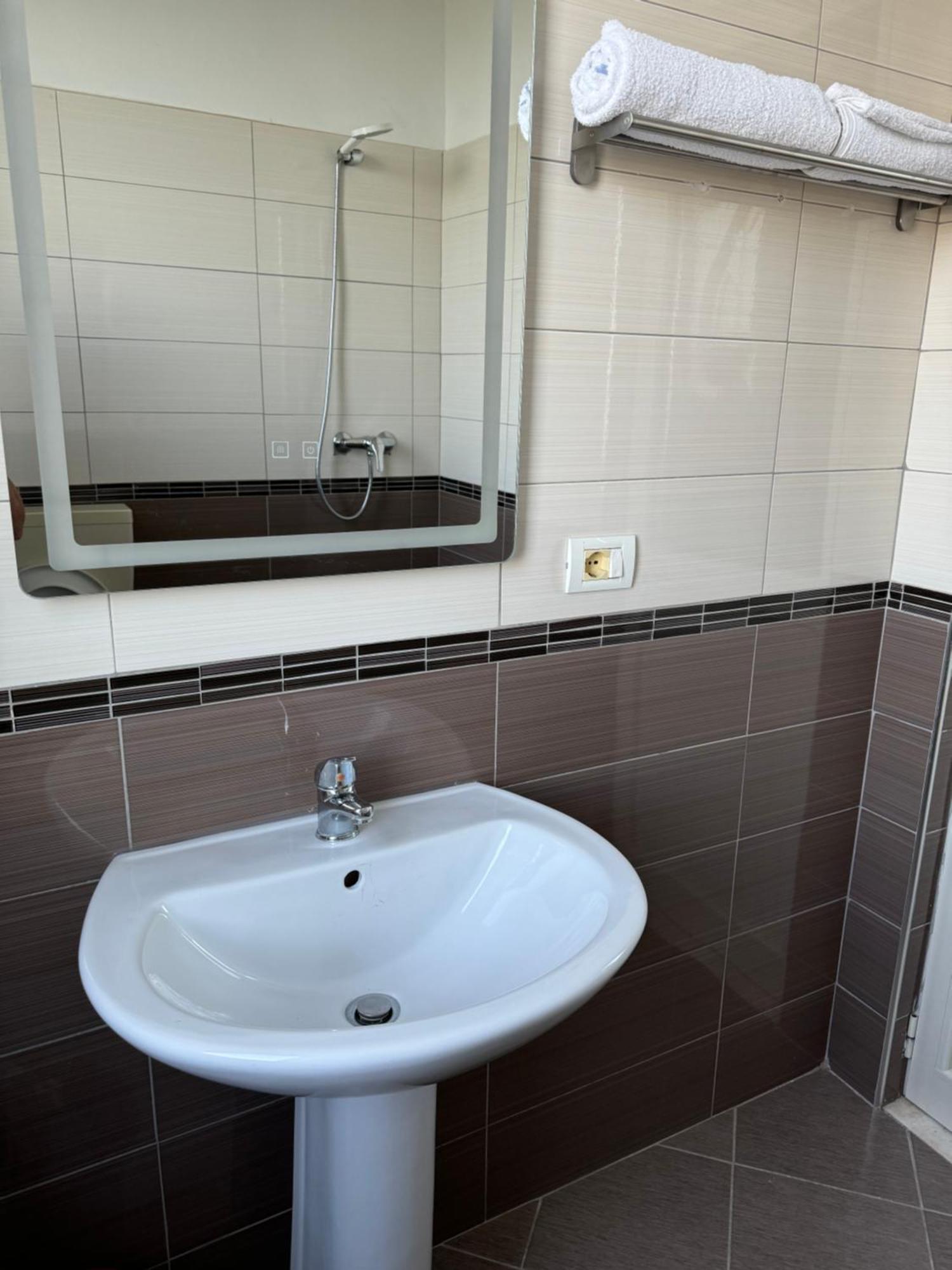 Kunevain Guest House Lezhë エクステリア 写真